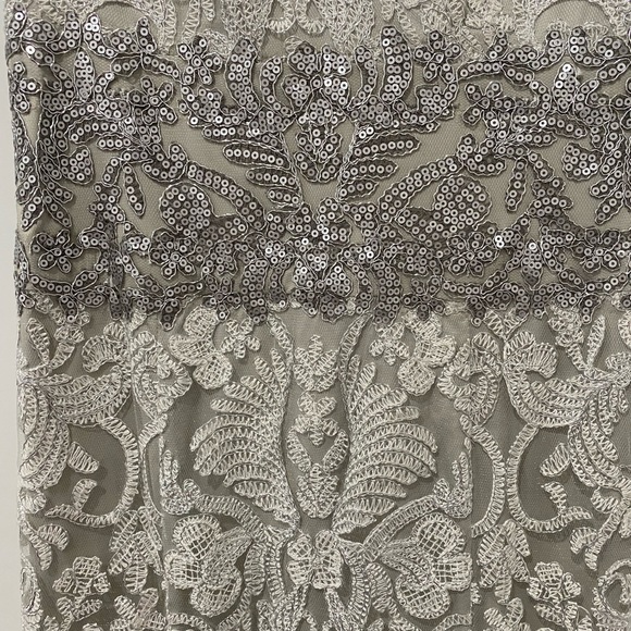 Beautiful Tadashi Shoji Silver and White Dress size 4 - Picture 3 of 5